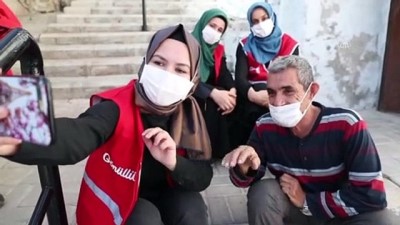 gida yardimi - Zihinsel engelli depremzedenin yüzü Türk Kızılayın yardımıyla güldü - İZMİR Videosu