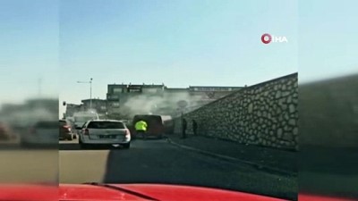 ofkeli surucu -  Bursa'da öfkeli sürücü minibüsünü ateşe verince yanan minibüsü polis ekipleri söndürdü Videosu