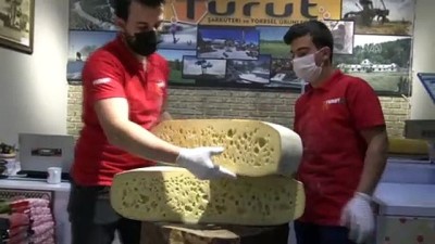 kasar peynir - Sezonun ilk gravyer peyniri tezgahlarda yerini aldı - KARS Videosu
