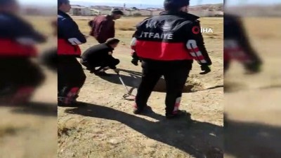 mahsur kaldi -  Van’da 2 metrelik kuyuya düşen köpek kurtarıldı Videosu
