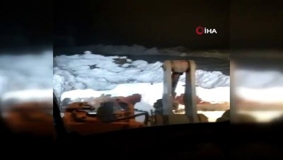  Yüksekova’da kardan kapanan yol açıldı