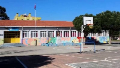 BALIKESİR - Görme engelli adam eşiyle gönüllü olarak okul duvarlarını renklendiriyor