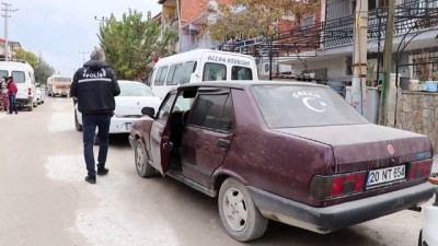 DENİZLİ - Polisten kaçan hırsızlık zanlıları, çalıntı otomobili terk edip kaçtı