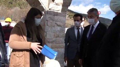 gunes isigi -  Karacaoğlan’a saz şeklinde anıt mezar Videosu