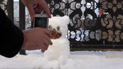 kar yagisi -  Sembolik kardan adama yaprak maske taktılar Videosu