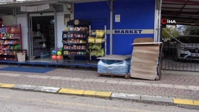  Sokak köpeklerinin saldırısıyla marketin önünde yere düşmüştü...Market sahibi konuştu: 'O köpekler burada başıboş dolaşıyordu sonunda saldırdılar'