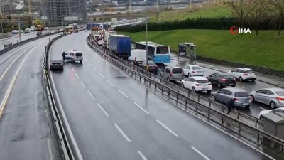 sahil yolu -  Sefaköy’de tır metrobüs bariyerlerini biçti, faciadan dönüldü Videosu