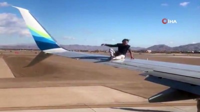 - ABD’de bir kişi kalkış yapmaya hazırlanan uçağın kanadına tırmandı