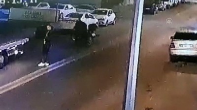 kapkac - Başkentte bir kadının çantasını çalan motosikletli kapkaç şüphelisi çalıştığı iş yerinde yakalandı Videosu
