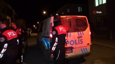 polis araci -  Gözaltına alınan şahıs polis aracının içinde kafesi yumrukladı Videosu