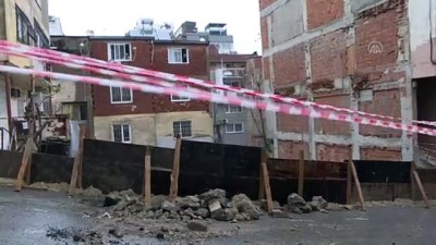 temel kazisi - İZMİR - Yağış nedeniyle kayma riski olan bina tahliye edildi Videosu