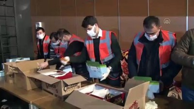 sosyal belediyecilik - SİVAS -  Kovid-19 sürecini evde geçiren çocukların yüzü sürpriz hediye paketleriyle güldü Videosu
