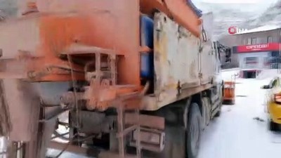 kar yagisi -  Sokakların sessizliğe büründüğü Bayburt’ta belediye ekiplerinden karla mücadele çalışması Videosu