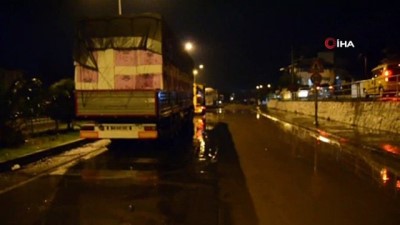  Söke’de aşırı yağış karayolunu trafiğe kapattı