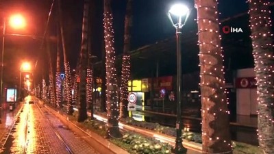 yilbasi gecesi -  Yılbaşı gecesi kısıtlamaya rağmen Antalya'da cadde ve sokaklar ışıklandırıldı Videosu