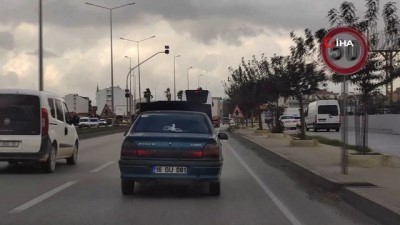 emniyet seridi -  Ana yolda kaputu açık yol aldı, görenler şaştı kaldı Videosu