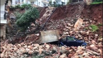 istinat duvari - ANTALYA - İstinat duvarının çökmesi sonucu bir evle araçta hasar oluştu Videosu