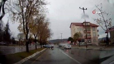 arac kamerasi -  - Dikkatsiz sürücünün kaza anı kameraya yansıdı Videosu