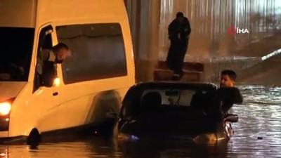 mahsur kaldi -  Göle dönen alt geçitte araç içinde mahsur kaldılar Videosu