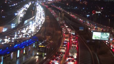 toplu tasima -  İstanbul’da trafik, yoğunluk yüzde 72 seviyelerine yükseldi Videosu
