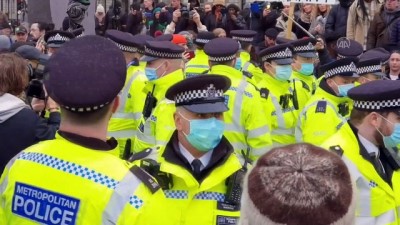 polis mudahale - LONDRA - Kovid-19 aşısı karşıtı gruba polis müdahalesi Videosu