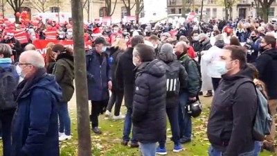 hukumet -  - Paris’te hizmet sektörü çalışanlarından “tabutlu” protesto Videosu