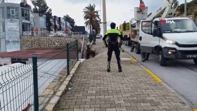  İstinat duvarı yıkıldı, otopark çöktü