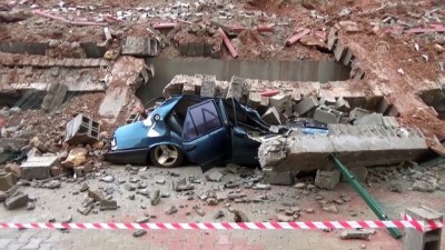KAHRAMANMARAŞ - Sitenin istinat duvarının çökmesi sonucu 3 araç hasar gördü