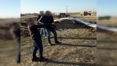 telefon kamerasi -  Üç çocuğuna tüfek ve silahla atış talimi yaptırdı Videosu