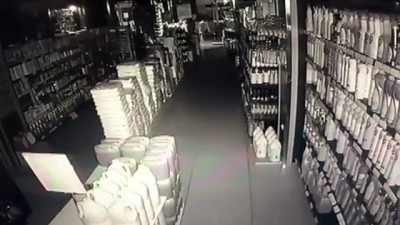 VAN - 4,7 büyüklüğündeki deprem anı güvenlik kamerasına yansıdı