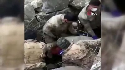 egitimli kopek -  Çocukları tarafından boğularak öldürülen babanın cesedi mağaradan çıktı Videosu