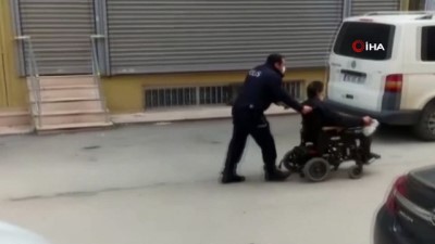 tekerlekli sandalye -  Bursa Polisi'nden 'insanlık ölmemiş' dedirten hareket Videosu