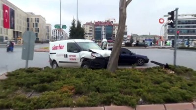 isik ihlali -  Sokağa çıkma kısıtlamasında iki araç çarpıştı: 5 yaralı Videosu