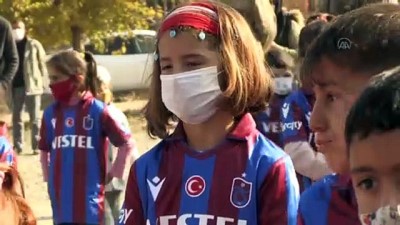 DİYARBAKIR - Trabzonsporlu yöneticiden Diyarbakır'daki bordo-mavili takım taraftarı öğrencilere forma