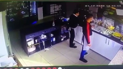 MERSİN - Kavgadan korkan iki pastane çalışanının dolaba saklanması güvenlik kamerasında