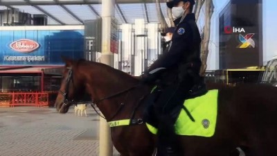  Atlı polisler kısıtlamaya uymayanların peşinde