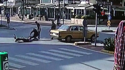 trafik isigi -  Bomboş bulvarda birbirlerine girdiler, motosiklet sürücüsü ölümden döndü...Kaza anı kamerada Videosu