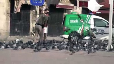  Sessiz kalan sokaklardaki güvercinleri polisler besledi
