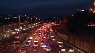 toplu ulasim -  56 saatlik kısıtlama sonrası 15 Temmuz Şehitler Köprüsü'nde trafik yoğunluğu Videosu
