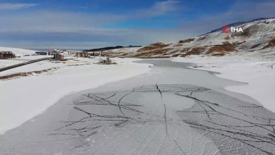  Gölet buz tuttu ortaya eşsiz görüntüler çıktı