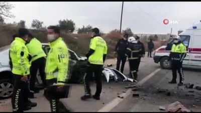  İki otomobil kafa kafaya çarpıştı: 1 ölü, 2 yaralı