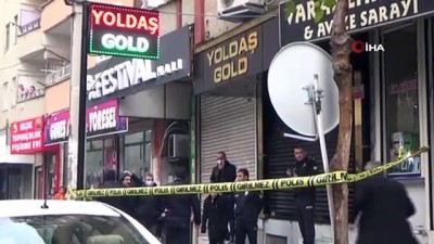 soygun girisimi -  Silahı zanlıların elinden alıp kovaladı... Kar maskeli soygun girişimi kamerada: 1 ölü Videosu