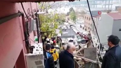  Beyoğlu’nda bir işçi, inşaat boşluğuna düştü