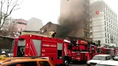  - Beyoğlu'nda yangın çıktı, vatandaşlar sosyal mesafeyi unutup yangını izledi