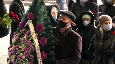 suikast girisimi -  - Korona virüsten ölen Ukraynalı Belediye Başkanının cenazesine 110 bin kişi katıldı Videosu