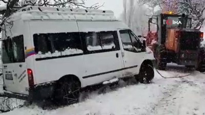 yolcu minibusu -  Siirt’te uçurumun kenarında mahsur kalan yolcu minibüsü kurtarıldı Videosu