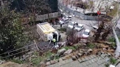 sekte -  Freni boşalan nakliyat kamyonu metrelerce yüksekten boş alana uçtu Videosu
