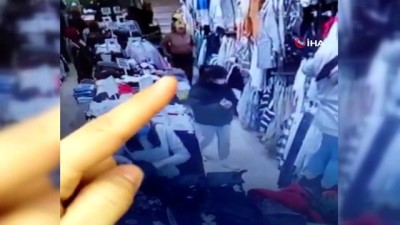 giyim magazasi -  Mağazada alışveriş yapan kadının cep telefonunu saniyeler içinde böyle çaldılar Videosu