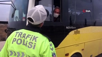 toplu tasima -  Maskesiz yakalanan sürücü polis memuruna maske ikram etti Videosu
