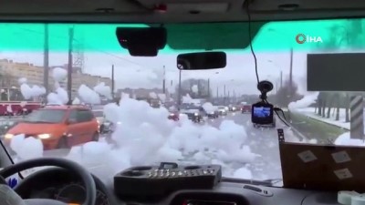 kimya -  - Rusya'da Nehir Köpükleri Yola Savruldu, Sürücüler Zor Anlar Yaşadı Videosu